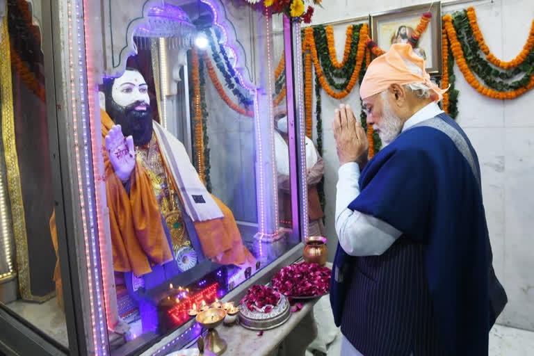 PM Modi offers prayers at Shri Guru Ravidas Vishram Dham Mandir PM Modi offers prayers at Shri Guru Ravidas Vishram Dham Mandir