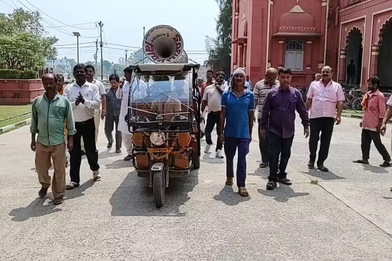 LNMU के कर्मचारी हड़ताल पर, यूनिवर्सिटी ने प्रदर्शनकारियों को 'नो वर्क नो पे' का आदेश