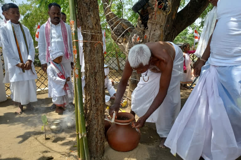 प्रकृति पर्व सरहुल: पाहन ने की पवित्र सरना स्थल में पूजा, घड़ा का पानी देखकर अच्छे मानसून की भविष्यवाणी