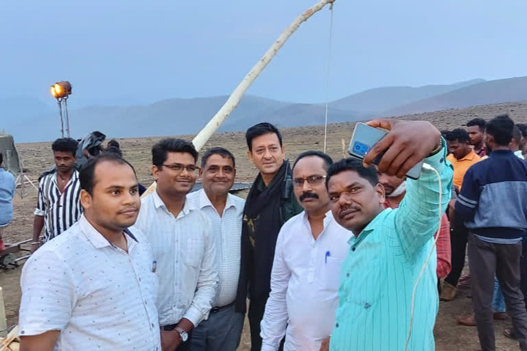 ଦେଓମାଳିରେ ସିନେମା ସୁଟିଂ, ଅଭିନେତା ସିଦ୍ଧାନ୍ତଙ୍କୁ ଭେଟିବା ପାଇଁ ପର୍ଯ୍ୟଟକଙ୍କ ଭିଡ ଦେଓମାଳିରେ ସିନେମା ସୁଟିଂ, ଅଭିନେତା ସିଦ୍ଧାନ୍ତଙ୍କୁ ଭେଟିବା ପାଇଁ ପର୍ଯ୍ୟଟକଙ୍କ ଭିଡ