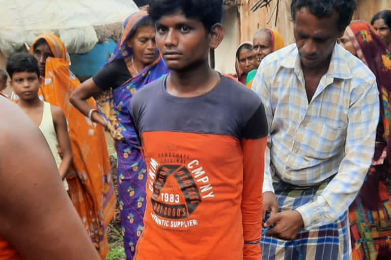 पोते को बुरी लगी दादी की बात तो बुजुर्ग को उतारा मौत के घाट, ग्रामीणों ने आरोपी को पुलिस को सौंपा Grandmother murder in Dumka Barmasa village