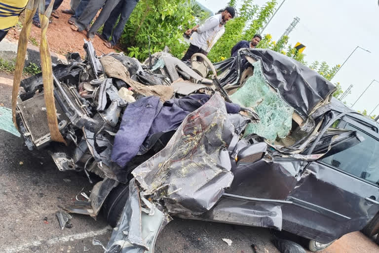 Four killed, two injured in Gurugram road accident travelers cab accident on NH 48