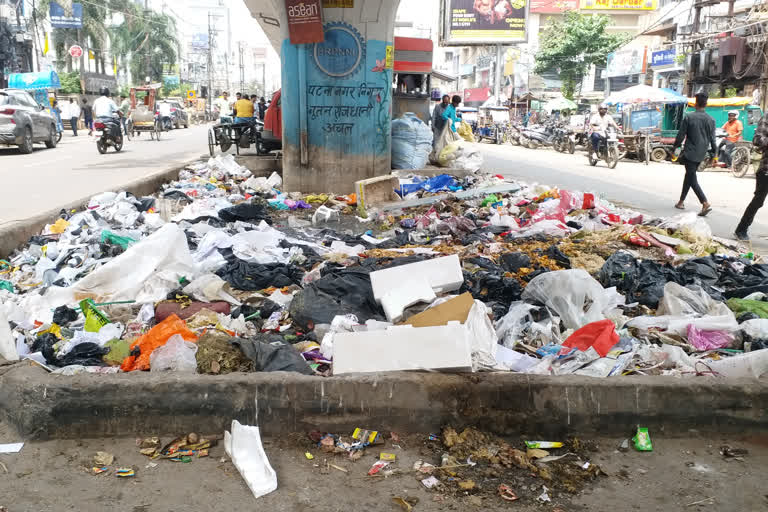 पटना नगर निगम के सफाई कर्मचारियों की हड़ताल, सड़कों पर लगा कूड़े का अंबार