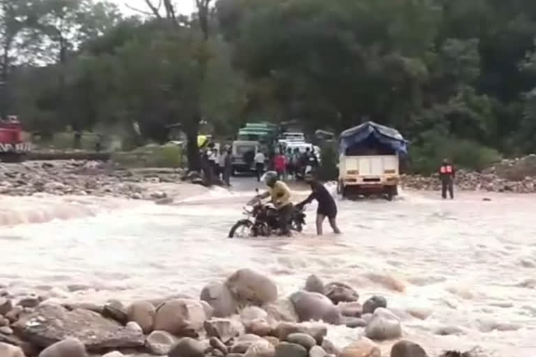 भारी बारिश के चलते उफान पर रामनगर का धनगढ़ी नाला, NH-309 पर लगा जाम Ramnagar rainy drains water level increased