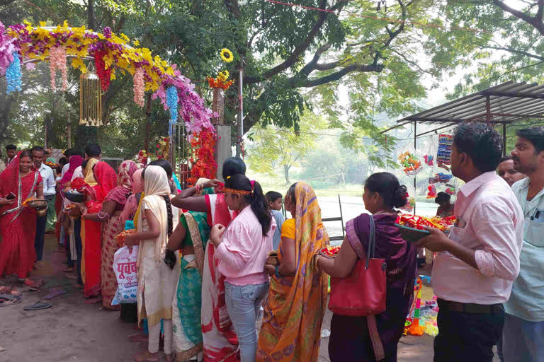 पटना: बिहटा के मां वनदेवी महाधाम में मां का खुला पट, हजारों की संख्या में पूजा करने पहुंचे श्रद्धालु वनदेवी महाधाम