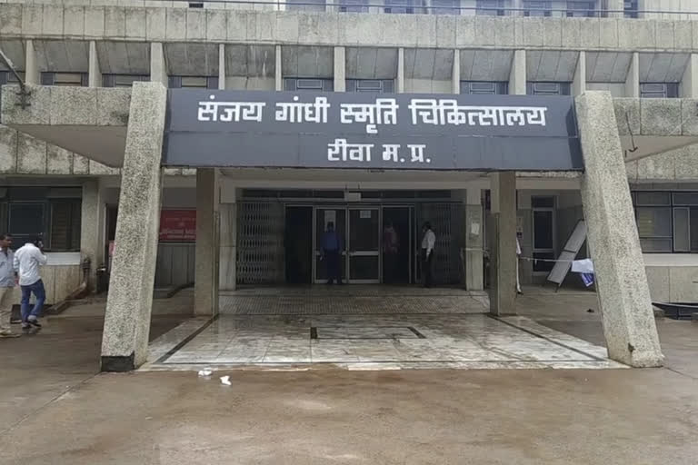 Rewa Sanjay Gandhi Hospital में मरीज के परिजनों ने सिक्योरिटी गार्ड की कर दी पिटाई, पुलिस ले गई थाने