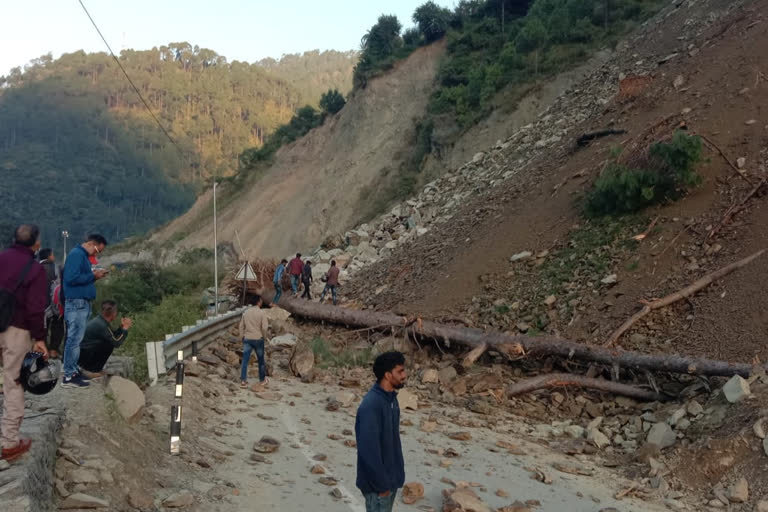 लैंडस्लाइड के चलते बंदरकोट के पास गंगोत्री NH बंद, लगातार गिर रहे बोल्डर Gangotri National Highway