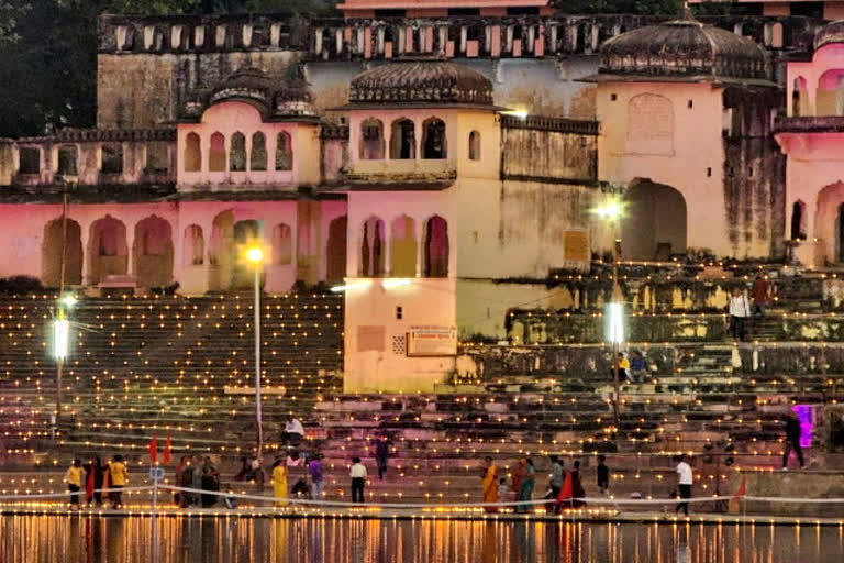 सवा लाख दीपों से जगमागए पुष्कर सरोवर के 52 घाट, सीएम गहलोत हुए महाआरती में  शामिल