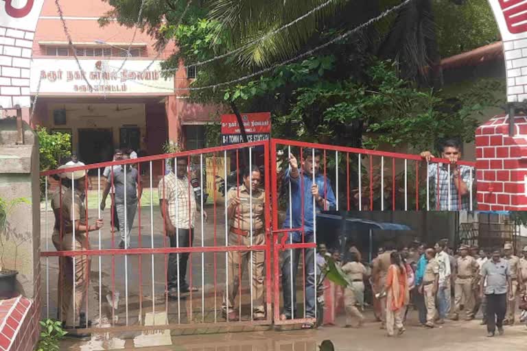 கரூர் நகர காவல் நிலையம் பட்டபகலில் மூடப்பட்டதால் பரபரப்பு!
