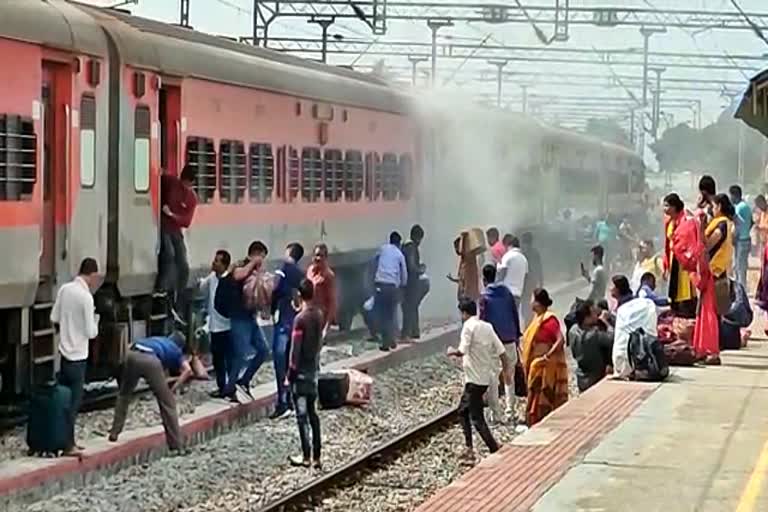 ಬೆಂಗಳೂರು - ಹೌರಾ ದುರಂತೋ ಎಕ್ಸ್​ಪ್ರೆಸ್​ ರೈಲಿನಲ್ಲಿ ದಟ್ಟ ಹೊಗೆ.. ವಿಡಿಯೋ