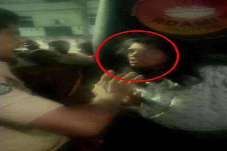 Drunk woman held for assaulting cops, hitting local with beer bottle