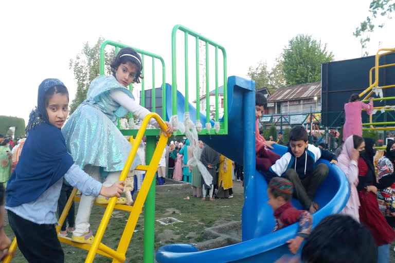 Eid Celebration in Kashmir عید الفطر کے موقع پر پبلک پارکز میں لوگوں کا ہجوم ید الفطر کے موقع پر پبلک پارکز میں لوگوں کا ہجوم