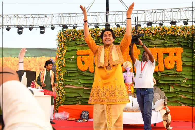 Baba Bageshwar in Gujarat: 'સુરતના પાગલો' મારા નામે કોઈને દાન ન આપતા ...