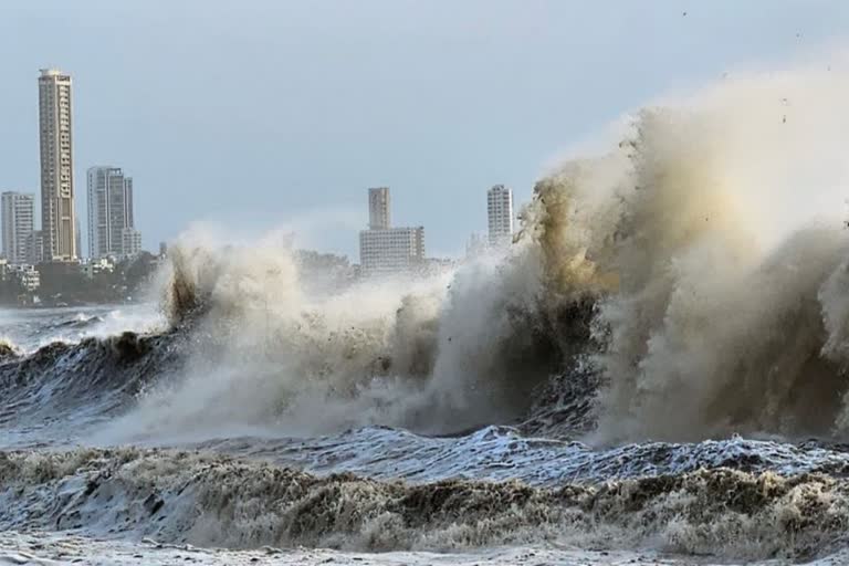 Cyclone Biparjoy Landfall سمندری طوفان گجرات کے ساحل سے ٹکرایا، کئی ...